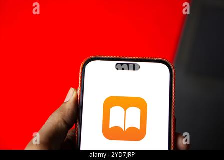 Dacca, Bangladesh - 06 giugno 2024: Il logo Apple Books viene visualizzato sullo smartphone. Foto Stock