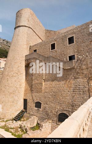 Forte Revelin, dopo l'ingresso alla porta di Ploce nella città vecchia fortificata della città vecchia di Dubrovnik. Visto dal ponte Revelin. Dubrovnik. Croazia. (138) Foto Stock