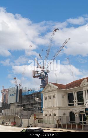 Lavori di costruzione del Parco Outram, New Bridge Road al confine delle aree di Bukit Merah e Outram, Singapore, case tradizionali in primo piano Foto Stock