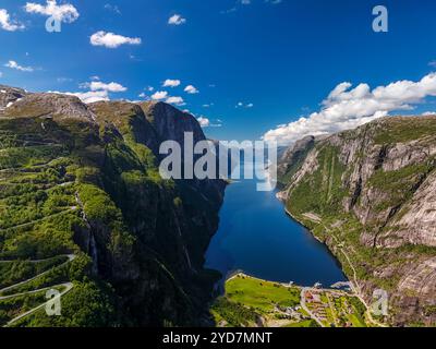 Lysefjord, Norvegia, Una vista aerea mozzafiato di una strada tortuosa che serpeggia attraverso un maestoso fiordo in Norvegia, con torreggianti scogliere Foto Stock