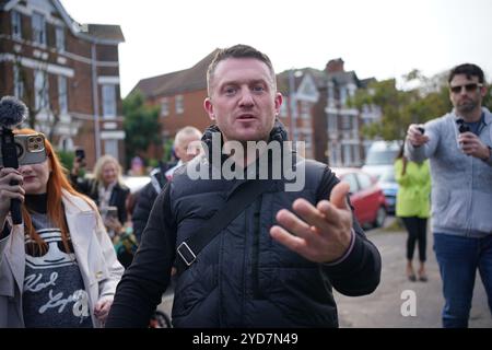 L'attivista politico Tommy Robinson fuori dalla stazione di polizia di Folkestone, ha detto di consegnarsi a una stazione di polizia dove si aspetta di essere arrestato prima di una marcia pianificata per migliaia di persone a Londra. I sostenitori di Robinson, il cui vero nome è Stephen Yaxley-Lennon, dovrebbero tenere una manifestazione sabato, che dovrebbe essere accolta con una contro-protesta da parte degli attivisti di Stop the War. Data foto: Venerdì 25 ottobre 2024. Foto Stock