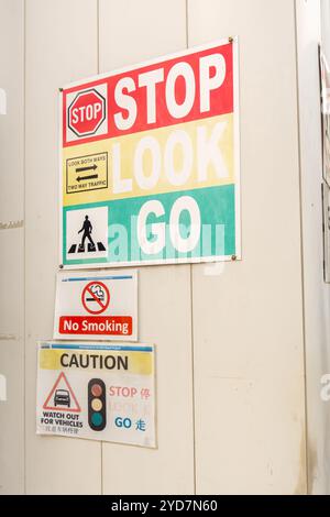 Cartello "Stop Look" sul muro dell'edificio, entrambi i lati, cartello per non fumatori, Singapore Foto Stock