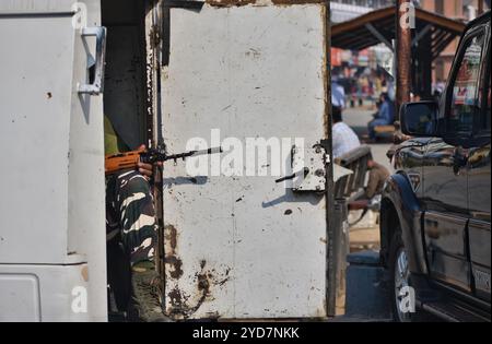 Srinagar, Jammu e Kashmir, India. 24 ottobre 2024. Un personale addetto alla sicurezza è di guardia, in particolare nelle aree in cui vi sono elevate concentrazioni di lavoratori migranti, al fine di garantire la sicurezza. (Credit Image: © Mubashir Hassan/Pacific Press via ZUMA Press Wire) SOLO PER USO EDITORIALE! Non per USO commerciale! Foto Stock