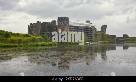 Caerphilly Castle è il castello più grande del Galles. Foto Stock