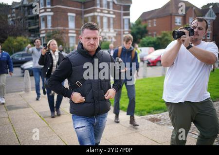 L'attivista politico Tommy Robinson fuori dalla stazione di polizia di Folkestone, ha detto di consegnarsi a una stazione di polizia dove si aspetta di essere arrestato prima di una marcia pianificata per migliaia di persone a Londra. I sostenitori di Robinson, il cui vero nome è Stephen Yaxley-Lennon, dovrebbero tenere una manifestazione sabato, che dovrebbe essere accolta con una contro-protesta da parte degli attivisti di Stop the War. Data foto: Venerdì 25 ottobre 2024. Foto Stock