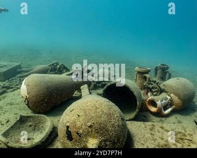 L'anfora romana fa parte di una barriera corallina artificiale nel Mare Adriatico. Splendide acque turchesi nell'Adriatico, Croazia Foto Stock