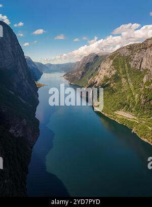 Kjerag, Lysebotn, Lysefjorden, Norvegia, Una vista aerea mozzafiato di un profondo e stretto fiordo in Norvegia, con scogliere ripide su entrambe le isole Foto Stock