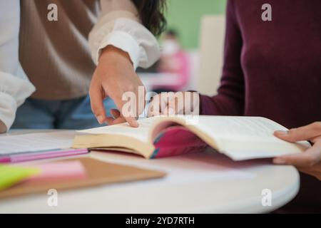 L'apprendimento con gli amici i giovani studenti universitari Tutor per l'esame aiuta i compiti scolastici insieme withÂ la cattura degli amici Foto Stock