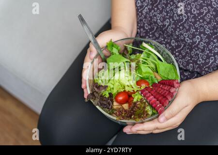 Donna asiatica in sovrappeso dieta perdita di peso mangiare fresco fresco fatta in casa concetto di alimentazione sana donna obesa con dieta di peso Foto Stock