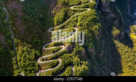 Lysebotn, Lysefjord, Norvegia, una vista aerea di una strada tortuosa attraverso le montagne della Norvegia. La strada è circondata da lussureggianti Foto Stock