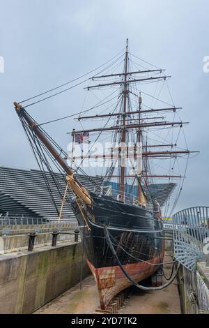 La nave Royal Research HMS Discovery, si trova una accanto all'altra sulla riva del Firth of Tay, Dundee, Scozia Foto Stock