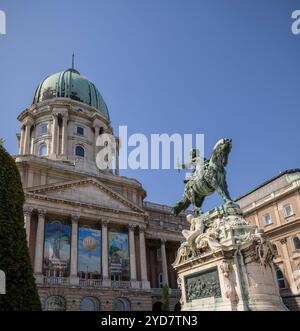 Il monumento al principe Eugenio di Savoia sulla terrazza del Palazzo Buda, Budapest, Ungheria. Foto Stock