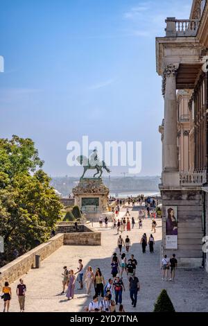 Il monumento al principe Eugenio di Savoia sulla terrazza del Palazzo Buda, Budapest, Ungheria. Foto Stock