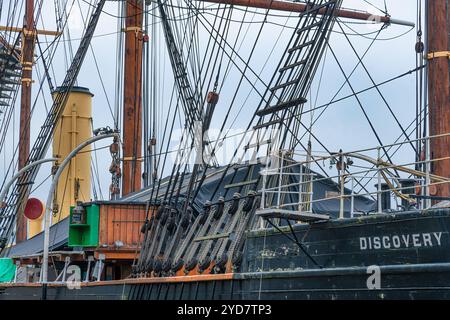 La nave Royal Research HMS Discovery, si trova una accanto all'altra sulla riva del Firth of Tay, Dundee, Scozia Foto Stock