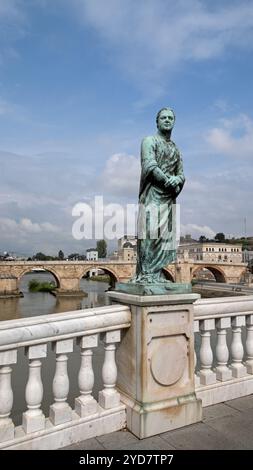 Statua sul Ponte delle civiltà in Macedonia (noto anche come "Ponte degli occhi"), Skopje, Repubblica di Macedonia del Nord, Balcani. Foto Stock