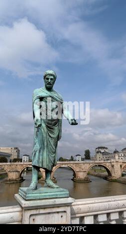 Statua sul Ponte delle civiltà in Macedonia (noto anche come "Ponte degli occhi"), Skopje, Repubblica di Macedonia del Nord, Balcani. Foto Stock