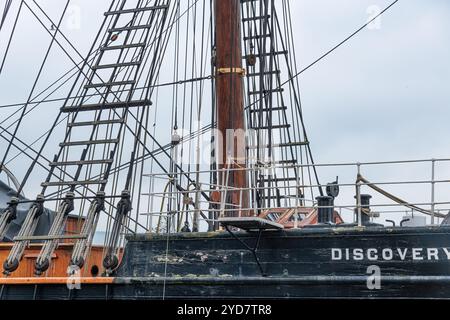 La nave Royal Research HMS Discovery, si trova una accanto all'altra sulla riva del Firth of Tay, Dundee, Scozia Foto Stock