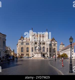 Vedute di mi, magyarok - Latogatokozpont a Magyarsag Hazaban e colonna della statua della Santissima Trinità, Budapest, Ungheria. Foto Stock