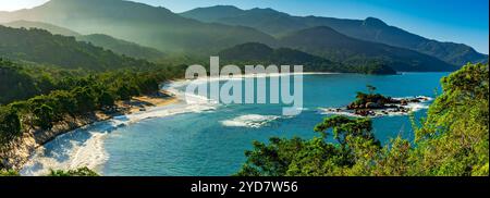 Spiaggia di Castelhanos con mare, montagne e foreste Foto Stock