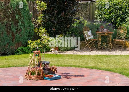 Inizio estate in vestfalia con un bellissimo giardino Foto Stock