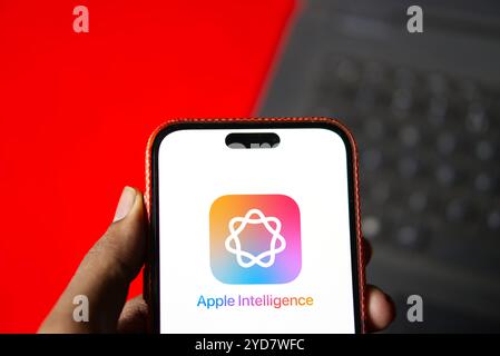 Dacca, Bangladesh - 11 giugno 2024: Il logo Apple Intelligence (ai) viene visualizzato su iPhone. Foto Stock