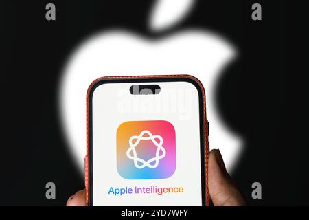 Dacca, Bangladesh - 11 giugno 2024: Il logo Apple Intelligence (ai) viene visualizzato su iPhone. Foto Stock