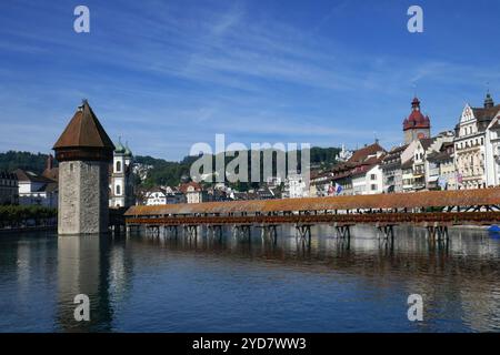 Ponte della Cappella con torre del municipio a Lucerna, Svizzera Foto Stock