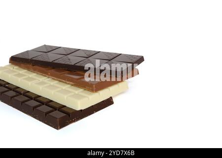 Pila di barrette di cioccolato fondente, al latte e bianco su sfondo bianco Foto Stock