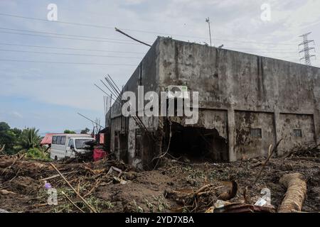 Provincia di Batangas, Filippine. 25 ottobre 2024. Una casa è stata danneggiata dopo una frana nella provincia di Batangas, nelle Filippine, 25 ottobre 2024. Il bilancio delle vittime della tempesta tropicale Trami che questa settimana ha colpito le Filippine è salito a 81, con circa altre 20 persone ancora scomparse, a causa di massicce inondazioni e frane, ha detto le autorità venerdì. La polizia ha detto che le morti includono 47 nella provincia di Batangas, a sud di Manila, e 28 nella regione di Bicol, a sud-est di Manila. Crediti: Rouelle Umali/Xinhua/Alamy Live News Foto Stock