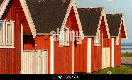 Capanne rosse sulla costa del mar baltico in Danimarca Foto Stock