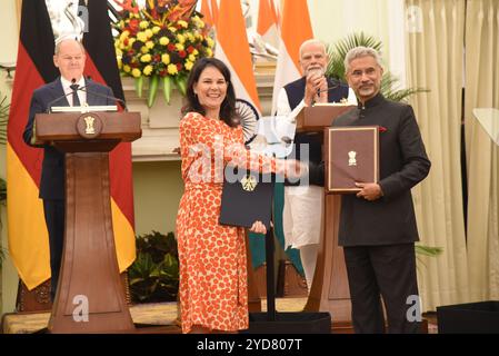 Nuova Delhi, India. 25 ottobre 2024. Il ministro degli Esteri indiano S. Jaishankar stringe la mano alla sua controparte tedesca Annalena Baerbock dopo aver firmato un accordo come primo ministro Narendra modi con il cancelliere tedesco Olaf Sholz guardano a Hyderabad House. Si ritiene che i due leader abbiano discusso della collaborazione nell'Indo-Pacifico e di un miglioramento della sicurezza e del commercio tra i due paesi. (Foto di Sondeep Shankar/Pacific Press) credito: Pacific Press Media Production Corp./Alamy Live News Foto Stock