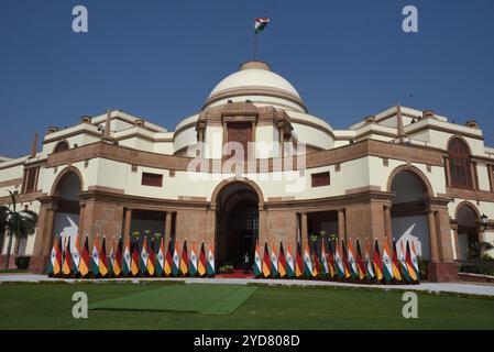 Nuova Delhi, India. 25 ottobre 2024. Hyderabad House è tutta addobbata di bandiere tedesche e indiane. Il primo ministro indiano Narendra modi e il cancelliere tedesco Olaf Sholz si riuniscono qui per firmare diversi accordi alla conclusione della loro riunione. (Foto di Sondeep Shankar/Pacific Press) credito: Pacific Press Media Production Corp./Alamy Live News Foto Stock