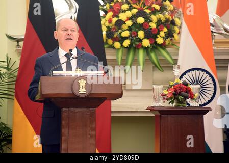 Nuova Delhi, India. 25 ottobre 2024. Il primo ministro indiano Narendra modi con il cancelliere tedesco Olaf Sholz a Hyderabad House. Si ritiene che i due leader abbiano discusso della collaborazione nell'Indo-Pacifico e di un miglioramento della sicurezza e del commercio tra i due paesi. (Foto di Sondeep Shankar/Pacific Press) credito: Pacific Press Media Production Corp./Alamy Live News Foto Stock