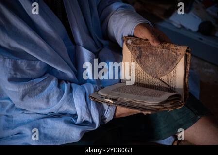 Nicolas Remene/le Pictorium - Mauritania: I manoscritti Chinguetti, un patrimonio inestimabile in pericolo. - 09/07/2024 - Mauritania/Adrar/Chinguetti - Seif al-Islam al-Ahmed Mahmoud detiene circa 700 dei circa 6.000 manoscritti della biblioteca della famiglia Chinguetti. Questa vecchia stazione commerciale in Mauritania, nel cuore del deserto, è patrimonio dell'umanità dell'UNESCO. Questo patrimonio estremamente fragile è stato minacciato per diversi anni dall'avanzata del deserto, che sta travolgendo ogni giorno l'antica città, ed è anche influenzato dall'impatto di clim Foto Stock