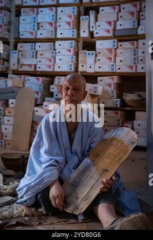 Nicolas Remene/le Pictorium - Mauritania: I manoscritti Chinguetti, un patrimonio inestimabile in pericolo. - 09/07/2024 - Mauritania/Adrar/Chinguetti - Seif al-Islam al-Ahmed Mahmoud detiene circa 700 dei circa 6.000 manoscritti della biblioteca della famiglia Chinguetti. Questa vecchia stazione commerciale in Mauritania, nel cuore del deserto, è patrimonio dell'umanità dell'UNESCO. Questo patrimonio estremamente fragile è stato minacciato per diversi anni dall'avanzata del deserto, che sta travolgendo ogni giorno l'antica città, ed è anche influenzato dall'impatto di clim Foto Stock