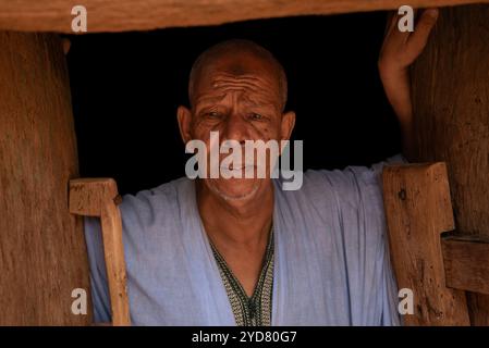 Nicolas Remene/le Pictorium - Mauritania: I manoscritti Chinguetti, un patrimonio inestimabile in pericolo. - 09/07/2024 - Mauritania/Adrar/Chinguetti - Seif al-Islam al-Ahmed Mahmoud detiene circa 700 dei circa 6.000 manoscritti della biblioteca della famiglia Chinguetti. Questa vecchia stazione commerciale in Mauritania, nel cuore del deserto, è patrimonio dell'umanità dell'UNESCO. Questo patrimonio estremamente fragile è stato minacciato per diversi anni dall'avanzata del deserto, che sta travolgendo ogni giorno l'antica città, ed è anche influenzato dall'impatto di clim Foto Stock