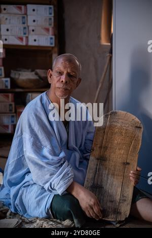 Nicolas Remene/le Pictorium - Mauritania: I manoscritti Chinguetti, un patrimonio inestimabile in pericolo. - 09/07/2024 - Mauritania/Adrar/Chinguetti - Seif al-Islam al-Ahmed Mahmoud detiene circa 700 dei circa 6.000 manoscritti della biblioteca della famiglia Chinguetti. Questa vecchia stazione commerciale in Mauritania, nel cuore del deserto, è patrimonio dell'umanità dell'UNESCO. Questo patrimonio estremamente fragile è stato minacciato per diversi anni dall'avanzata del deserto, che sta travolgendo ogni giorno l'antica città, ed è anche influenzato dall'impatto di clim Foto Stock