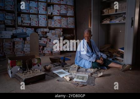 Nicolas Remene/le Pictorium - Mauritania: I manoscritti Chinguetti, un patrimonio inestimabile in pericolo. - 09/07/2024 - Mauritania/Adrar/Chinguetti - Seif al-Islam al-Ahmed Mahmoud detiene circa 700 dei circa 6.000 manoscritti della biblioteca della famiglia Chinguetti. Questa vecchia stazione commerciale in Mauritania, nel cuore del deserto, è patrimonio dell'umanità dell'UNESCO. Questo patrimonio estremamente fragile è stato minacciato per diversi anni dall'avanzata del deserto, che sta travolgendo ogni giorno l'antica città, ed è anche influenzato dall'impatto di clim Foto Stock