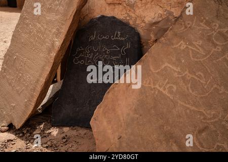 Nicolas Remene/le Pictorium - Mauritania: I manoscritti Chinguetti, un patrimonio inestimabile in pericolo. - 09/07/2024 - Mauritania/Adrar/Chinguetti - le tavolette di pietra coranica sono collocate lungo la parete del minareto della vecchia moschea di Chinguetti, 9 luglio 2024. La moschea fu fondata dallo sceicco Muhammad al-Maghili nel XIII secolo nel cuore del deserto mauritano ed era il cuore pulsante di questo crocevia utilizzato da molti musulmani in pellegrinaggio alla Mecca. Chinguetti, considerata la settima città Santa dell'Islam, è un sito patrimonio dell'umanità dell'UNESCO. Foto Stock