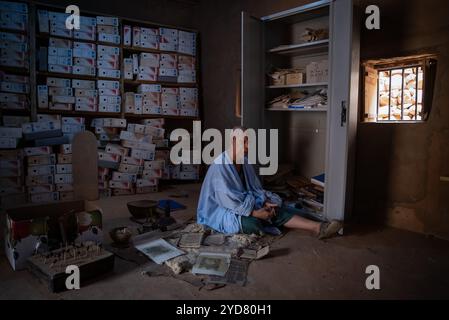 Nicolas Remene/le Pictorium - Mauritania: I manoscritti Chinguetti, un patrimonio inestimabile in pericolo. - 09/07/2024 - Mauritania/Adrar/Chinguetti - Seif al-Islam al-Ahmed Mahmoud detiene circa 700 dei circa 6.000 manoscritti della biblioteca della famiglia Chinguetti. Questa vecchia stazione commerciale in Mauritania, nel cuore del deserto, è patrimonio dell'umanità dell'UNESCO. Questo patrimonio estremamente fragile è stato minacciato per diversi anni dall'avanzata del deserto, che sta travolgendo ogni giorno l'antica città, ed è anche influenzato dall'impatto di clim Foto Stock