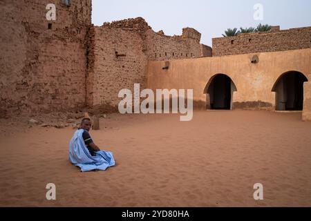 Nicolas Remene/le Pictorium - Mauritania: I manoscritti Chinguetti, un patrimonio inestimabile in pericolo. - 08/07/2024 - Mauritania/Adrar/Chinguetti - Un uomo prega nel cortile interno della vecchia moschea Chinguetti, 8 luglio 2024. La moschea fu fondata dallo sceicco Muhammad al-Maghili nel XIII secolo nel cuore del deserto mauritano ed era il cuore pulsante di questo crocevia utilizzato da molti musulmani in pellegrinaggio alla Mecca. Chinguetti, considerata la settima città Santa dell'Islam, è un sito patrimonio dell'umanità dell'UNESCO. Foto Stock