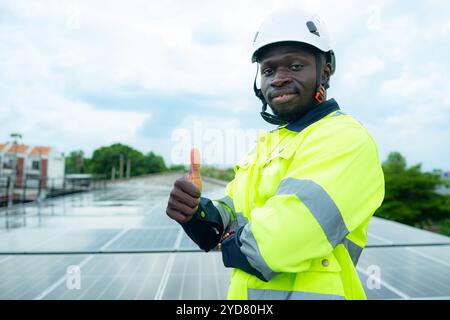 Ritratto del tecnico che ispeziona l'installazione del pannello solare e verifica il funzionamento del pannello Foto Stock