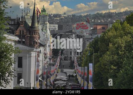 Oslo, Norvegia, settembre 2024 Vista di Karl Johansgate, dall'esterno del Palazzo reale, Oslo Foto Stock