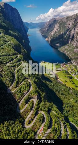 Kjerag, Lysebotn, Lysefjorden, Norvegia Vista aerea di una strada tortuosa scavata sul fianco di una ripida montagna che si affaccia su uno sceni Foto Stock