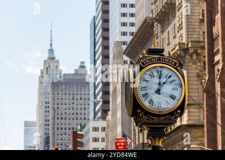 New york, USA - 16 maggio 2019: Trump Tower Clock presso Fifth Avenue, New York. Ampia strada trafficata a New York, Stati Uniti Foto Stock