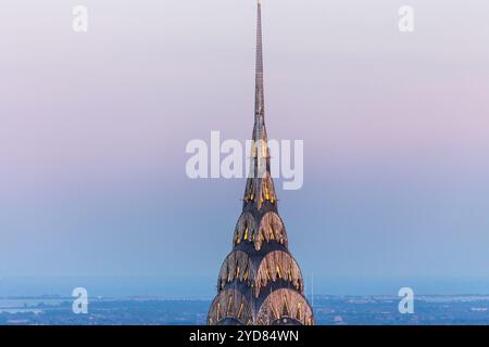 New york, Stati Uniti - 17 maggio 2019: Cima dell'Empire State Building con un bel cielo a Manhattan, New York Foto Stock