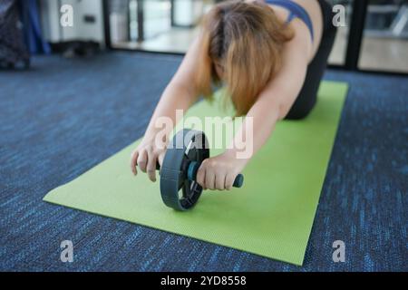 Donna in sovrappeso che si esercita per la perdita di peso. Esercizio posizioni strette a casa nel soggiorno CheerfulÂ dieta della donna grassa Foto Stock