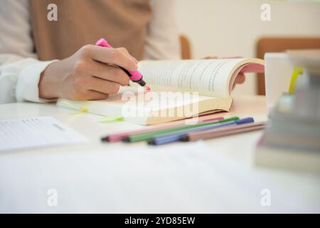 L'apprendimento con gli amici i giovani studenti universitari Tutor per l'esame aiuta i compiti scolastici insieme withÂ la cattura degli amici Foto Stock