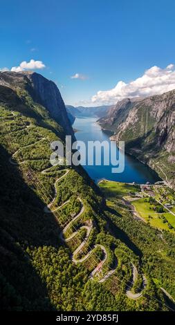 Kjerag, Lysebotn, Lysefjorden, Norvegia, una vista aerea di una strada tortuosa che serpeggia attraverso un pittoresco fiordo norvegese, con towe Foto Stock