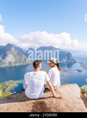 Coppia che ammira Lofotens Scenic Beauty, Reinebringen, Lofoten, Norvegia Foto Stock